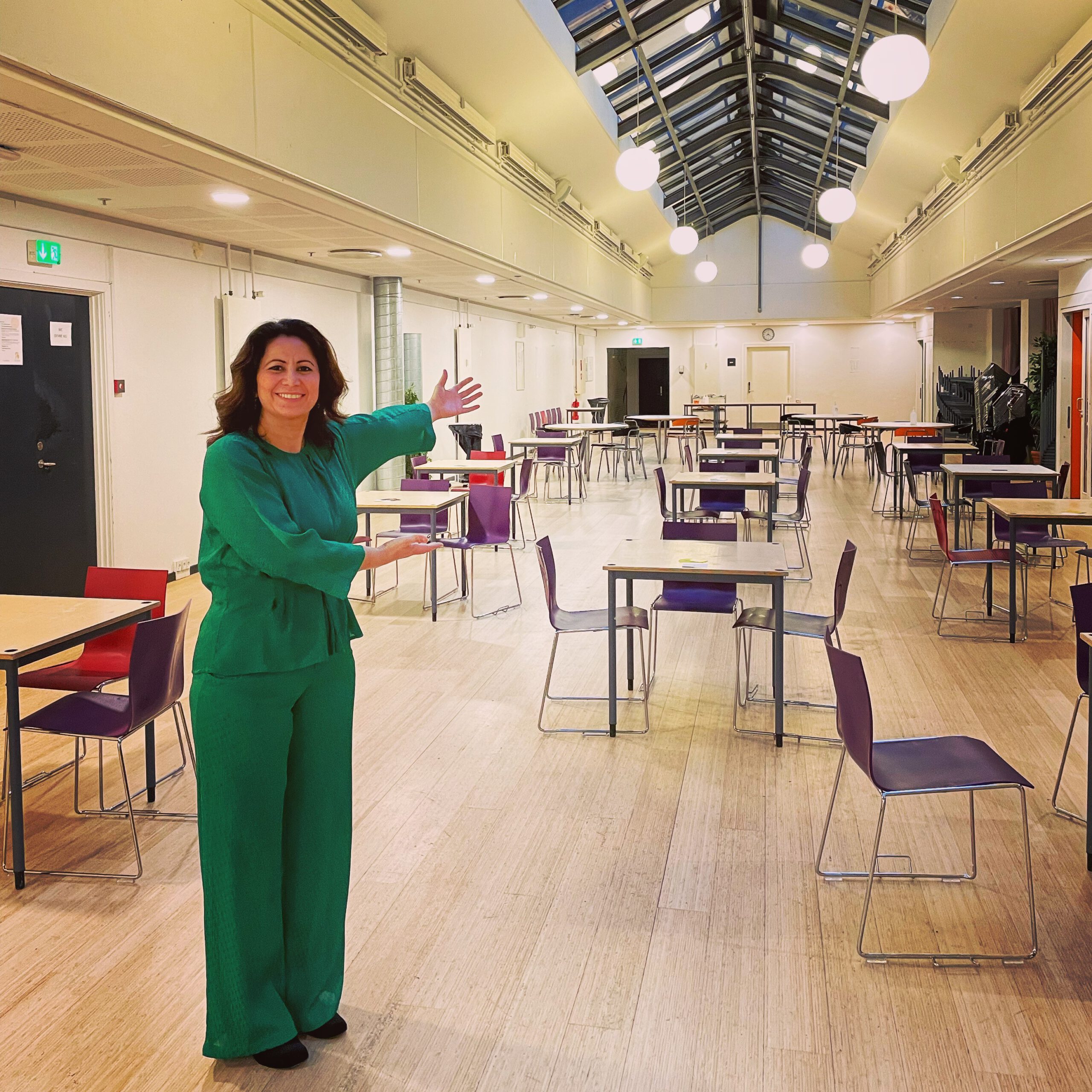 Özlem står klar til at modtage de allerførste brobyggere!